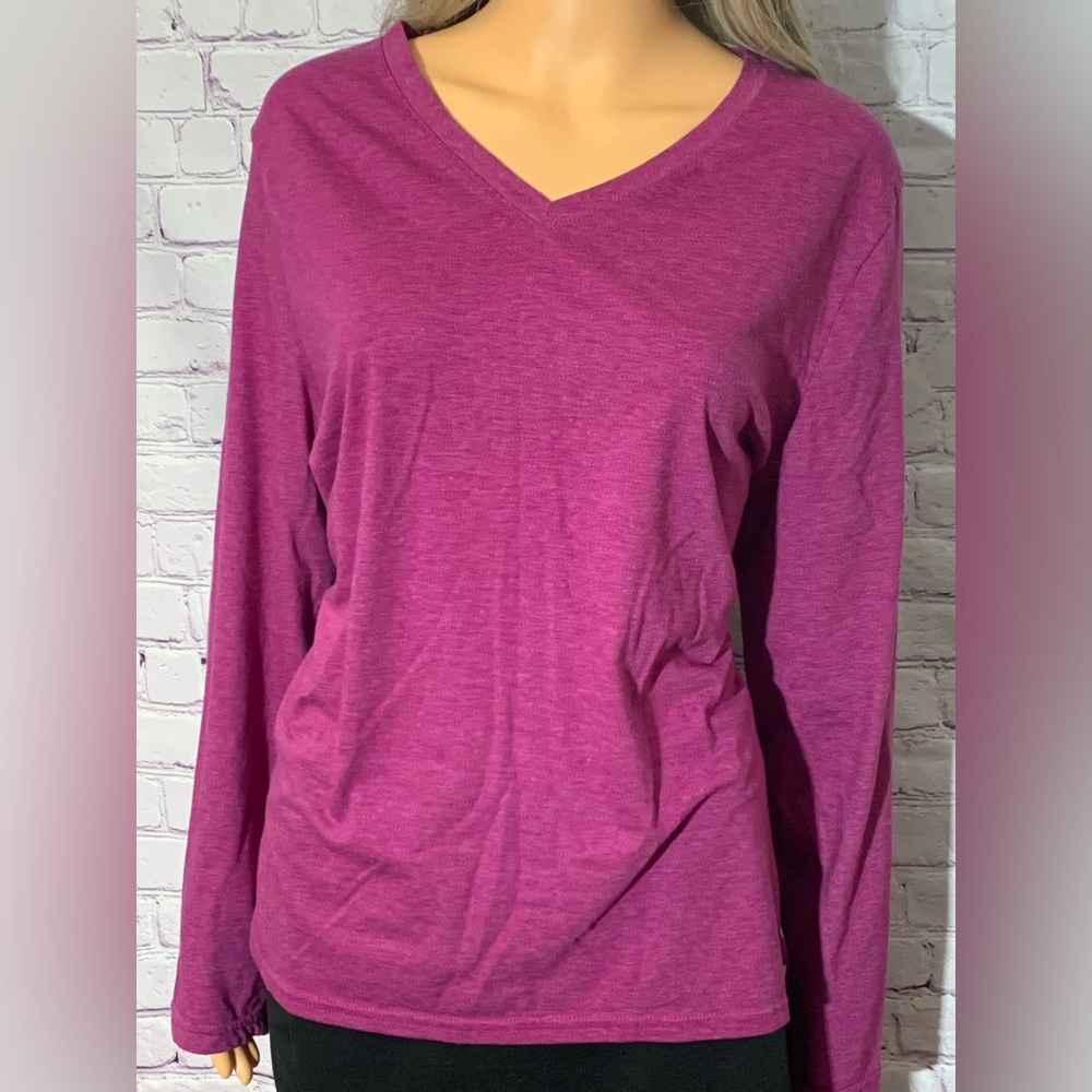 Women’s fuchsia long sleeved top